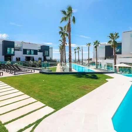 Remarkable 3 Bedroom Beachfront In Villa *