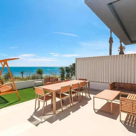 Remarkable 3 Bedroom Beachfront In וילה *
