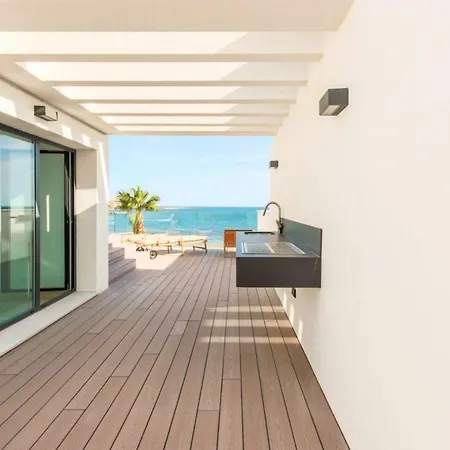 Remarkable 3 Bedroom Beachfront In וילה אסטפונה