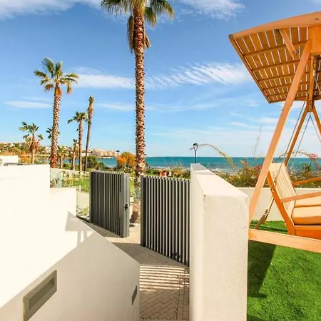 Remarkable 3 Bedroom Beachfront In וילה אסטפונה
